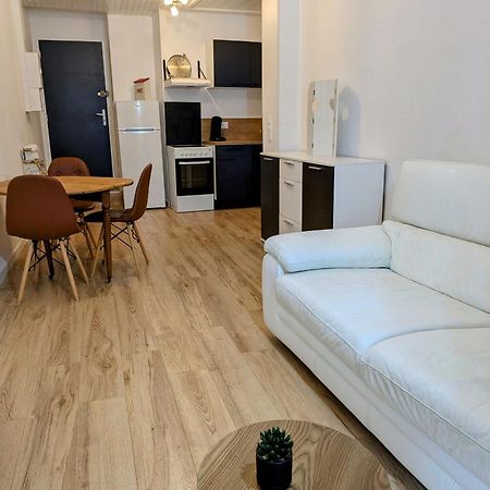 Sous La Tour Lägenhet Poligny  Exteriör bild