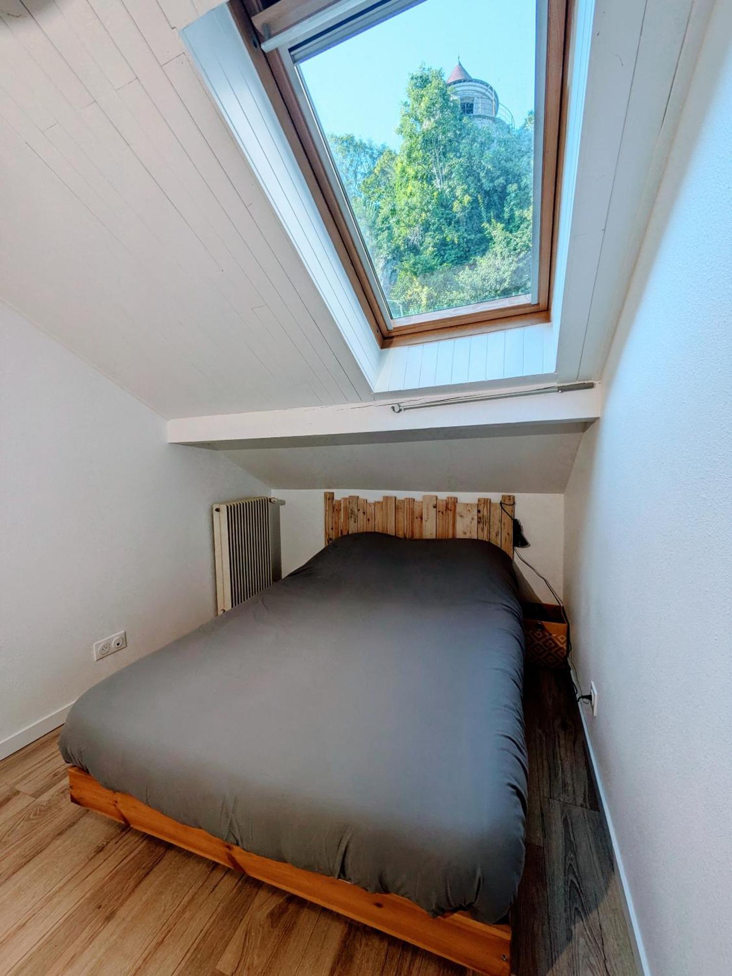 Sous La Tour Lägenhet Poligny  Exteriör bild